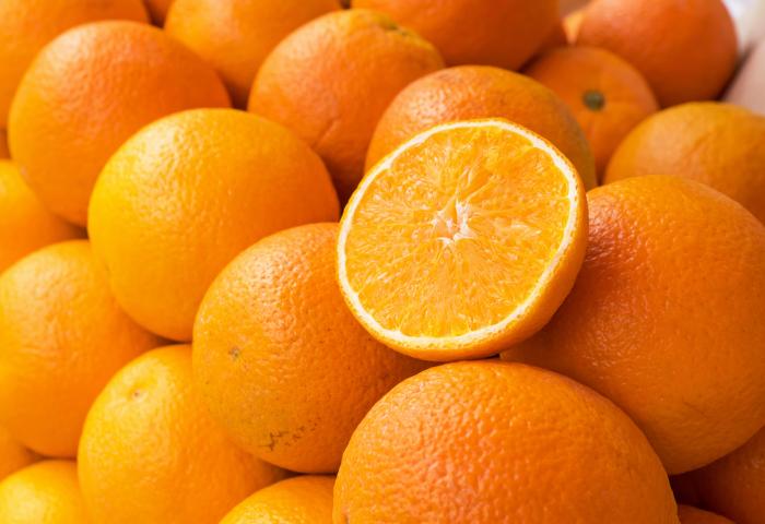 ganze und halbe Orangen