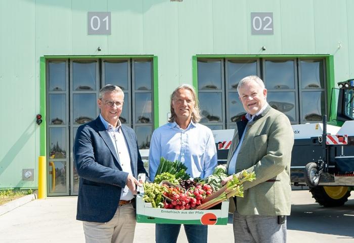 Der Aufsichtsratsvorsitzende von Pfalzmarkt eG Christian Deyerling (m.) und die Pfalzmarkt-Vorstände Hans-Jörg Friedrich (r.) und Reinhard Oerther
