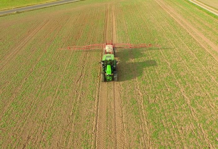 Drohnenblick: Feld-Überfahrt mit Spritze