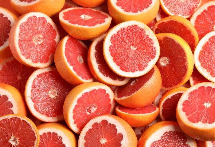 viele halbierte Grapefruits