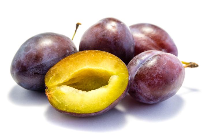 ganze und halbe Pflaumen