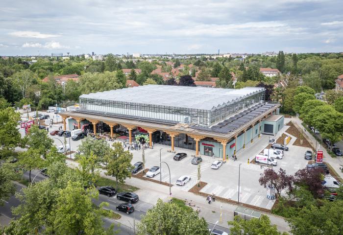 Neue Rewe-Filiale mit Dachproduktiom