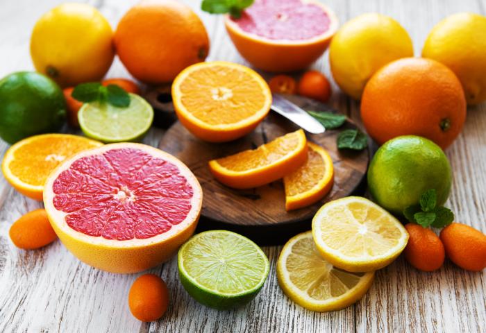 diverse Citrusfrüchte in Scheiben, Vierteln und ganz