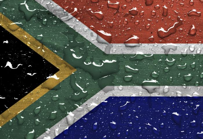 Flagge von Südafrika mit Regentropfen bedeckt