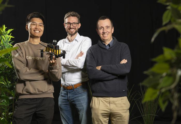 Wissenschaftler mit Drohne