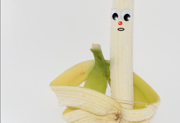 geschälte Banane mit Gesicht