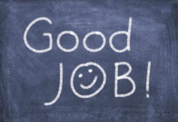 Good Job-Slogan auf schwarzem Hintergrund