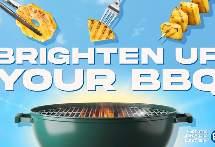 Ananas in verschiedener Form wird über einen Grill gehalten