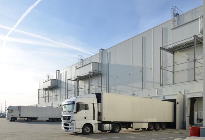 Lkw vor Kühlhaus