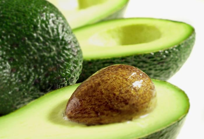 halbe Avocados, zum Teil mit Kern