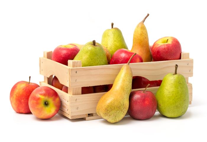 Äpfel und Birnen in einer Holzkiste