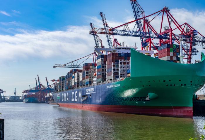 Die CMA CGM NOTRE DAME im Hamburger Hafen 
