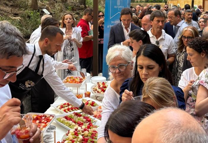 Mitarbeitende von Fruitimprese und dem Landwirtschaftsministerium MASAF bei der Sommerobstverkostung