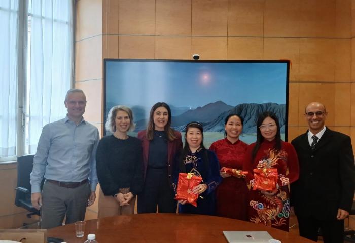 v.l.: Michele Fusillo, Sabrina Puntus, Simona Rubbi sowie die drei Inspektorinnen aus Vietnam mit Botschaftsvertreter Renzo Moro
