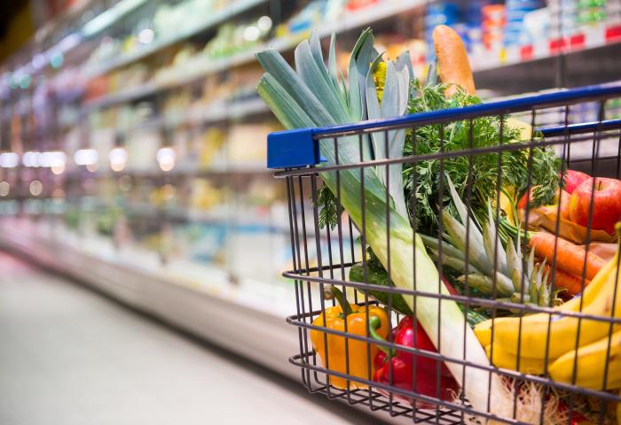 Einkaufswagen im Supermarkt