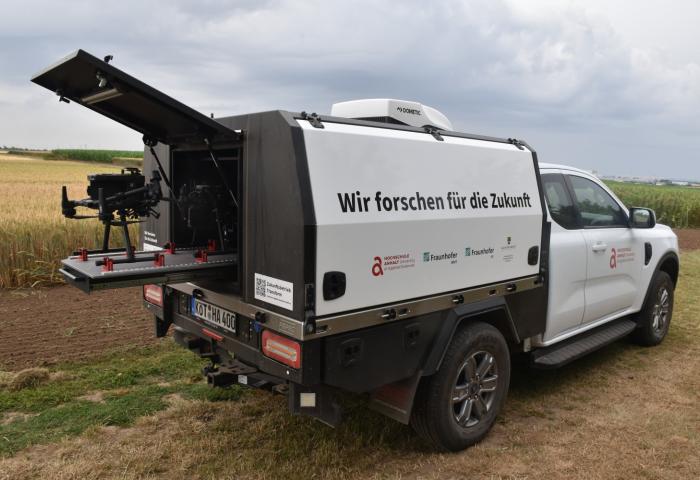 Geöffneter Drohnen-Hangar des Moduls »Sensortechnologien« während eines Feldeinsatzes.