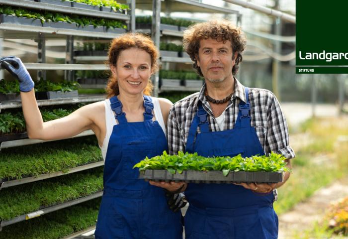 Frau und Mann im Gartenbau