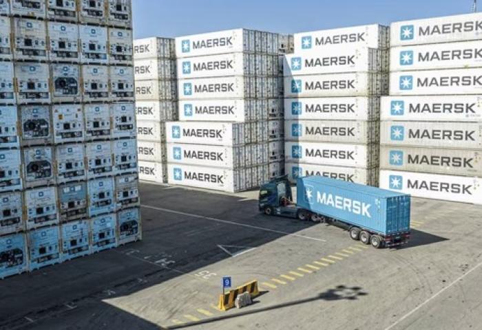 Blick auf gestapelte Kühlcontainer von Maersk