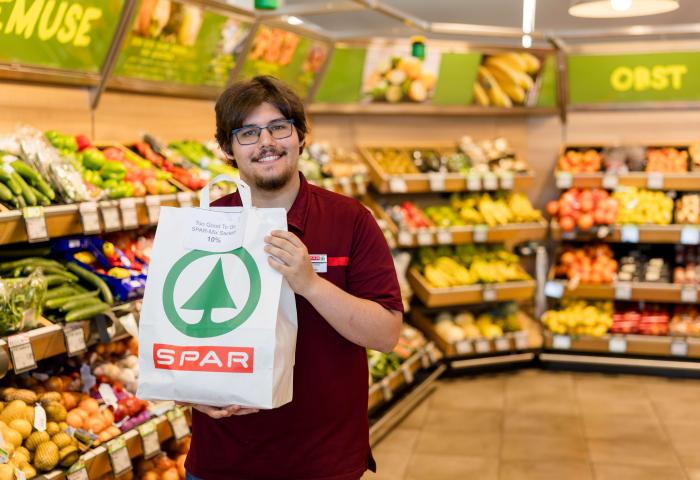 SPAR-Lehrling Armin Özdemir engagierte sich im Rahmen des Nachhaltigkeitsschwerpunkts für die Rettung von Lebensmitteln mit Too Good To Go.