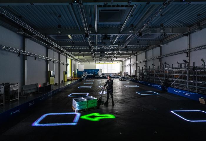 Blick auf Lagerhalle mit dynamischem Leitsystem LARS und Laserprojektion direkt auf dem Boden der Lagerhalle.