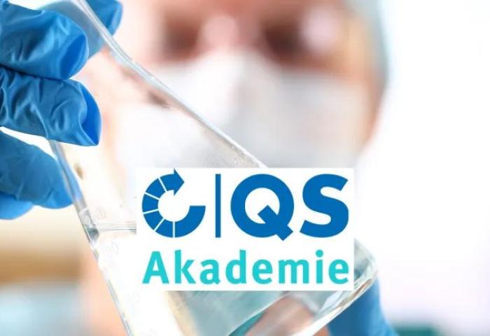Mensch hält Wasserprobe im Reagenzglas in der Hand