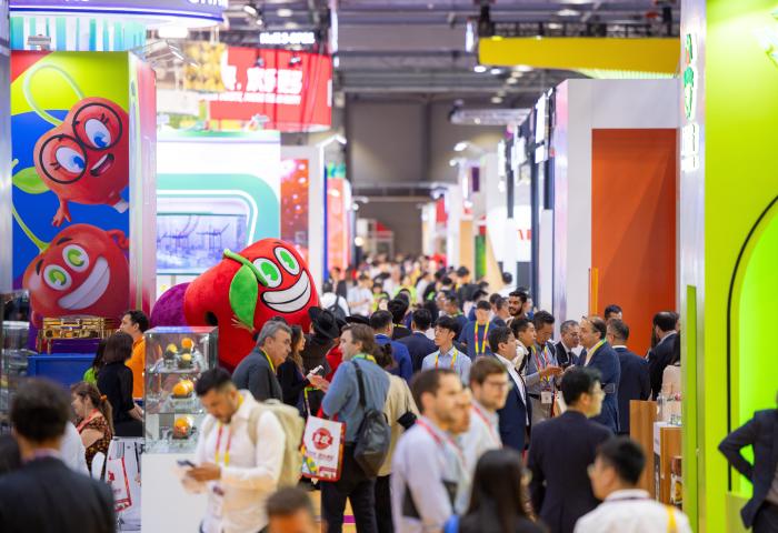Zahlreiche Fachbesucher in einer gut besuchten Messehalle der ASIA FRUIT LOGISTICA in Hongkong.