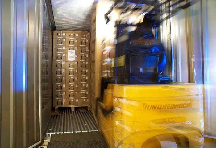 Person auf Gabelstapler liefert Kartons an