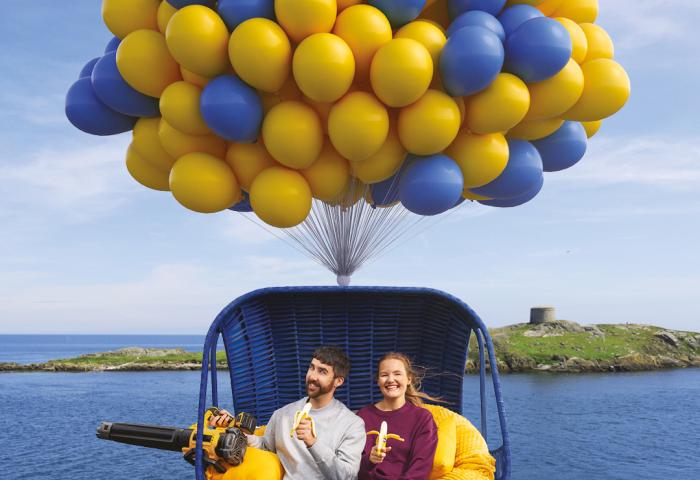 Lift-Gondel mit zwei Personen und Luftballons
