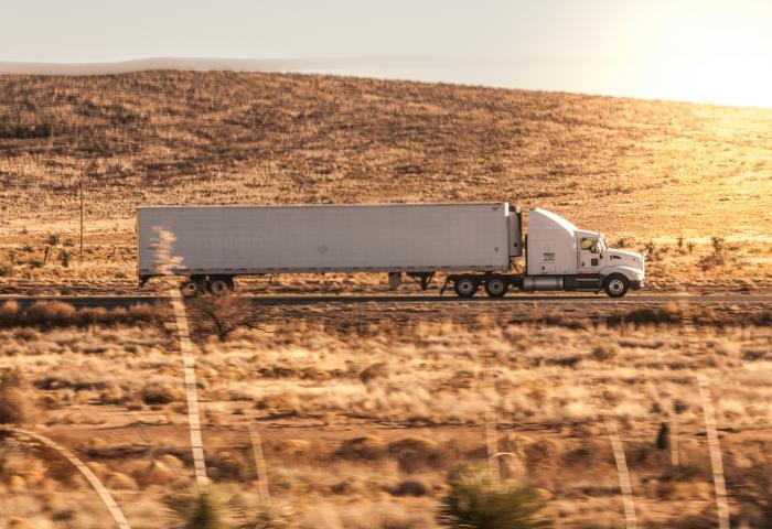 Ein sogenannter Lang-Lkw fährt durch eine trockene Landschaft. 