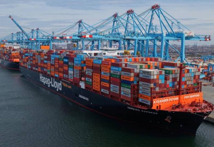 Containerschiff liegt am Hafenterminal