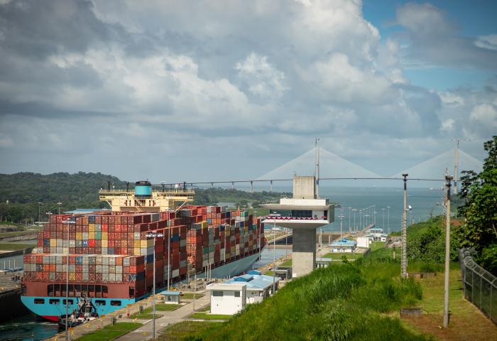 Containerschiff liegt im Hafen