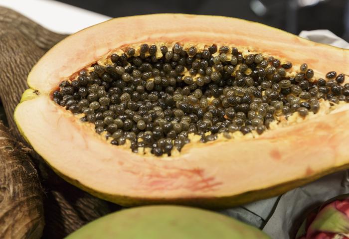 Hälfte einer aufgeschnittenen Papaya mit Kernen