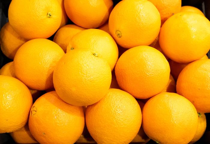 Viele Orangen nebeneinander in Nahaufnahme.