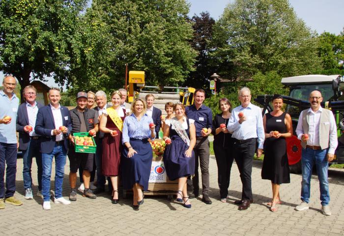 Menschen stehen in Gruppe zusammen