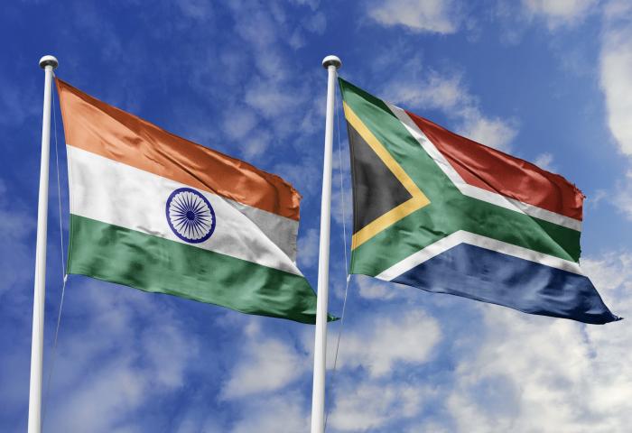 Flaggen von Südafrika und Indien stehen nebeneinander
