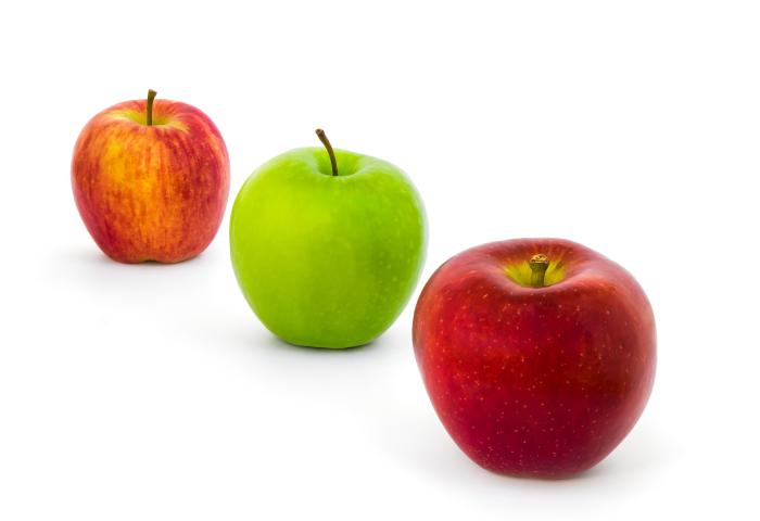 roter, grüner und rotgelber Apfel stehen schräg in einer Reihe
