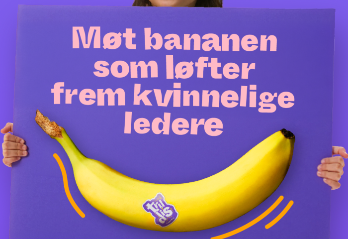 Kind hat Schild mit Banane in der Hand