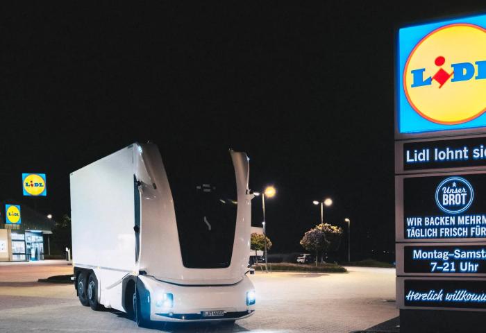 E-Lkw vor Filiale mit Lidl-Logo