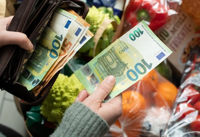 Geld wird aus Portemonnaie gezogen