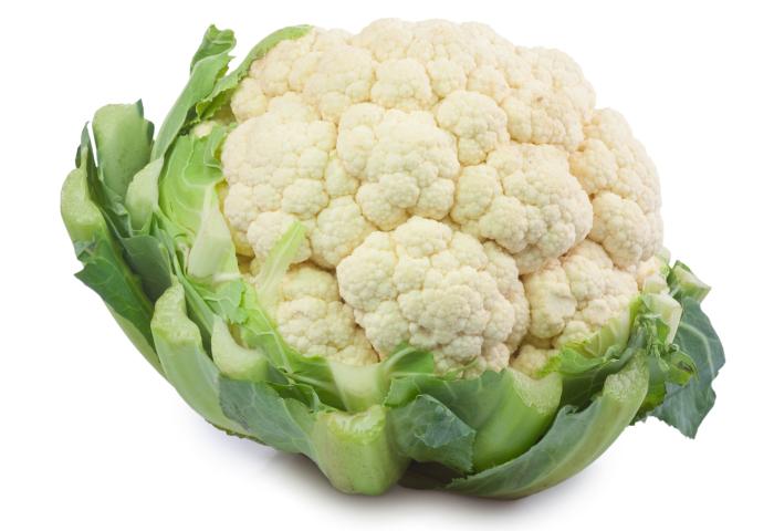 Blumenkohl vor weißem Hintergrund