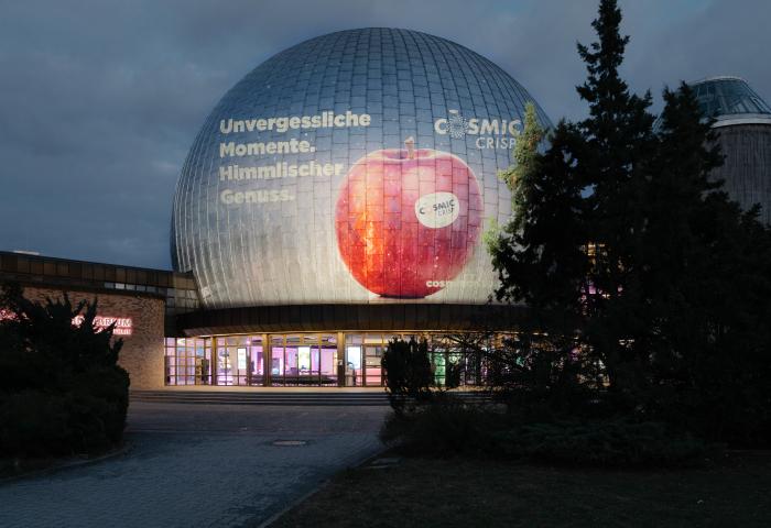 Planetarium mit Cosmic Crisp-Werbung