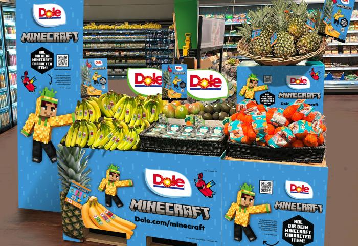 Dole-Minecraft-Aktionsfläche im Lebensmitteleinzelhandel mit Bananen, Ananas, Zitrusfrüchten und weiteren Produkten.