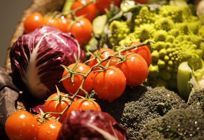 Tomaten und Kohl und Brokkoli nebeneinander