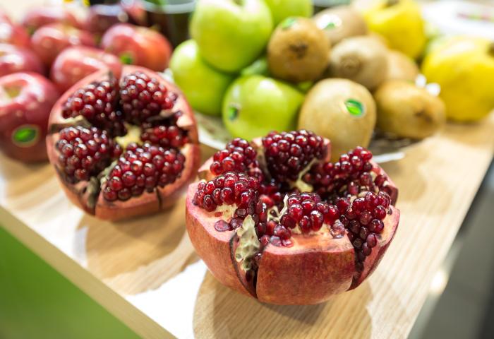halbierter Granatapfel mit sichtbaren Kernen in der Auslage