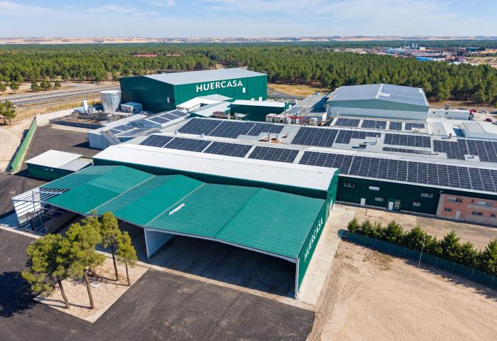 Luftaufnahme des HUERCASA-Werks in Sanchonuño mit Produktionshallen und Solaranlagen auf den Dächern.