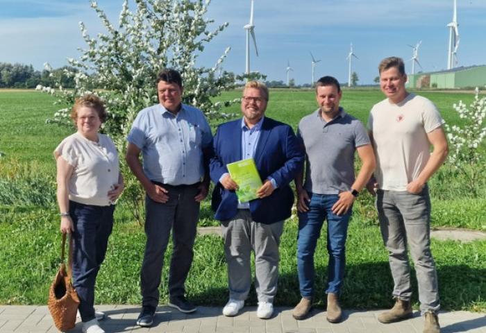 MdB Leif Erik Bodin (m) mit Anette Weißenborn (stellv. Generalsekretäring des ZVG), Andreas Kröger (ZVG-Vizepräsident) , Joshua Stein und Ulf Peter Carstens bei Westhof Bio in Friedrichsgabekoog