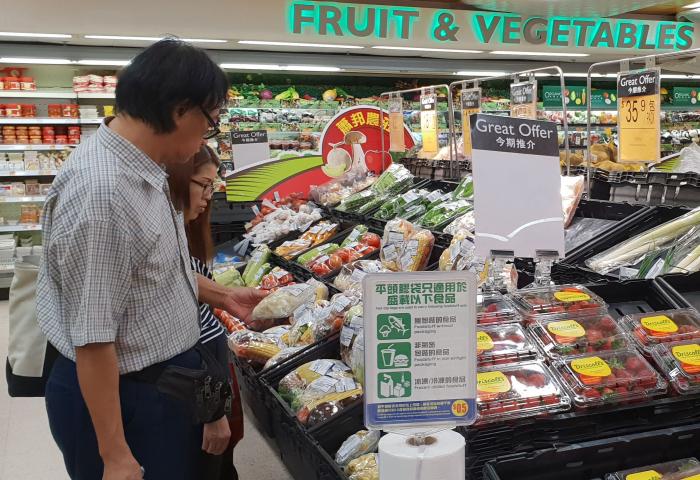 Ein Mann und eine Frau kaufen in einem Supermarkt ein.