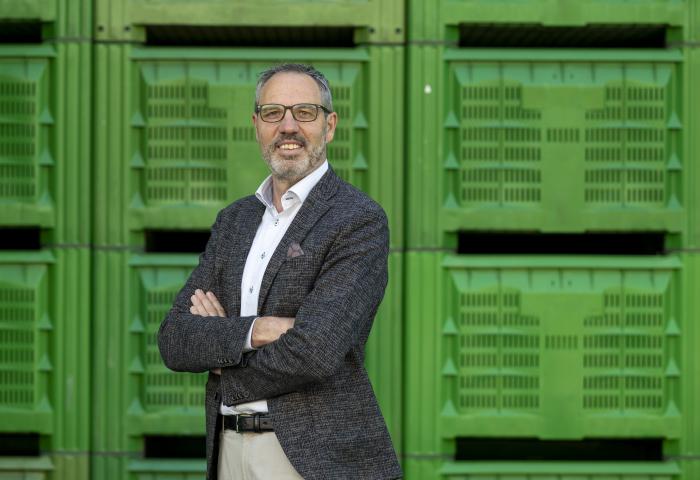 Gerhard Eberhöfer, Bio-Verkaufsleiter bei VIP, vor grünen Apfelkisten