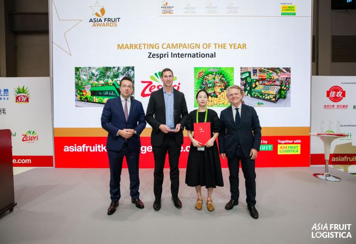 Chorong Lee von Zespri International mit weiteren Teilnehmern bei der Verleihung der ASIA FRUIT AWARDS 2026 in Hongkong.