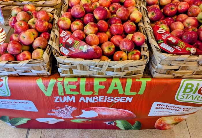 Äpfel in Körben am PoS